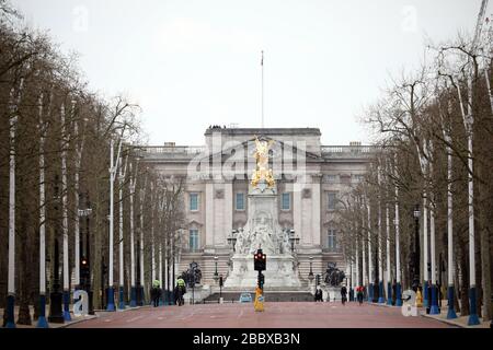 Londres, Royaume-Uni. 01 avril 2020. Jour neuf de Lockdown à Londres. Des bureaux de police installés patrouillent dans un centre commercial presque déserté, avec Buckingham Palace en arrière-plan. Le pays est en verrouillage en raison de la pandémie de Coronavirus COVID-19. Les gens ne sont pas autorisés à quitter la maison sauf pour les achats de nourriture, les soins médicaux, l'exercice - une fois par jour, et le travail essentiel. COVID-19 Coronavirus LockDown, Londres, Royaume-Uni, le 1er avril 2020 crédit: Paul Marriott/Alay Live News Banque D'Images