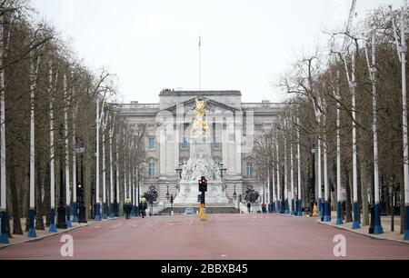 Londres, Royaume-Uni. 01 avril 2020. Jour neuf de Lockdown à Londres. Des bureaux de police installés patrouillent dans un centre commercial presque déserté, avec Buckingham Palace en arrière-plan. Le pays est en verrouillage en raison de la pandémie de Coronavirus COVID-19. Les gens ne sont pas autorisés à quitter la maison sauf pour les achats de nourriture, les soins médicaux, l'exercice - une fois par jour, et le travail essentiel. COVID-19 Coronavirus LockDown, Londres, Royaume-Uni, le 1er avril 2020 crédit: Paul Marriott/Alay Live News Banque D'Images