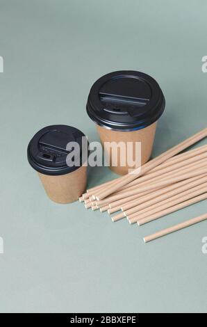 Tasses à café artisanales avec paille de papier sur fond gris. Design écologique. Zéro déchet, articles sans plastique Banque D'Images