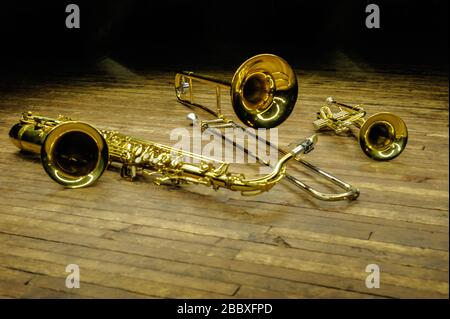 Instruments à vent et laiton jaunes - saxophone, trombone, trompette sur scène avec rétroéclairage Banque D'Images
