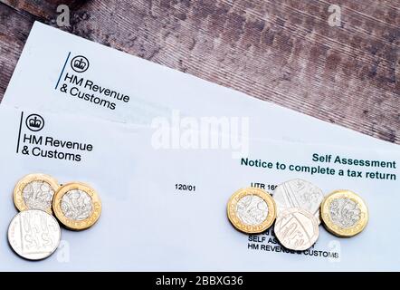 HM revenus et formulaires douaniers contexte. Un formulaire de déclaration de déclaration d'auto-évaluation. HMRC est le département du gouvernement britannique responsable de la c Banque D'Images