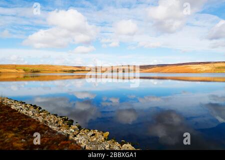 Grimwith Reservoir Paysage pris du mur du barrage, Grimwith est le plus grand réservoir de Yorkshire Waters en termes de stockage. Banque D'Images