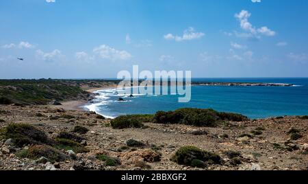 La côte rocheuse de la mer Méditerranée sur la péninsule d'Akamas, au nord-ouest de l'île de Chypre. Banque D'Images