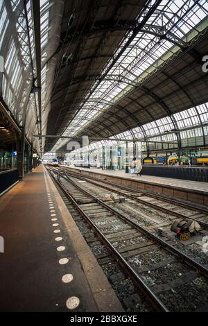 L'intérieur de la gare centrale d'Amsterdam avec une plate-forme de train vide. Banque D'Images