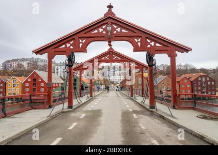 Marchez à travers les anciennes portes rouges sur le pont Gamle Bybro à Trondheim Banque D'Images