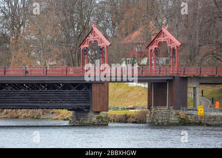 Marchez à travers les anciennes portes rouges sur le pont Gamle Bybro à Trondheim Banque D'Images