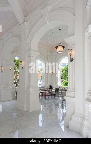 Terrasse de jardin au Raffles Hotel Singapore, Beach Road, Civic District, Central Area, Singapour Banque D'Images