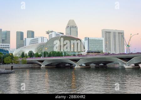 Esplanade théâtres sur la baie au crépuscule, quartier civique, quartier central, Singapour Banque D'Images