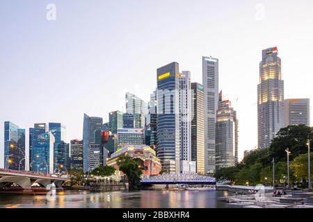 Quartier central des affaires (CBD) au crépuscule de Esplanade, centre-ville, quartier central, Singapour Banque D'Images