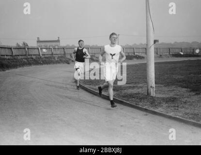 Jim Thorpe, athlète indien américain (1888-1953), avec un autre homme, peut-être McLaughlin, en piste au parc celtique de Queens, New York Banque D'Images