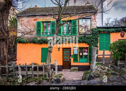 Paris, France, février 2020, vue sur la façade du cabaret "le lapin Agile" situé au centre du quartier de Montmartre Banque D'Images