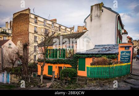 Paris, France, février 2020, vue sur la façade du cabaret "le lapin Agile" situé au centre du quartier de Montmartre Banque D'Images