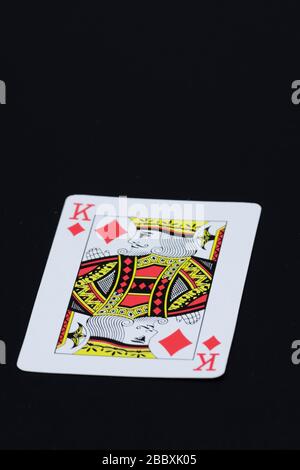 Gros plan de Red King of Diamonds sur fond noir Banque D'Images