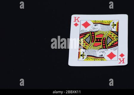 Gros plan de Red King of Diamonds sur fond noir Banque D'Images