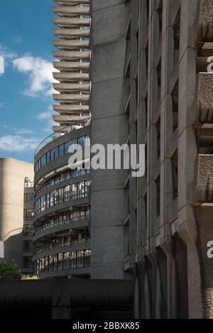 Front of Barbican Center Concrete 1960 Brutalist Architecture Barbican Estate by Chamberlin Powell and bon Architects Ove Arup on Silk Street, Londres Banque D'Images