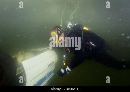 Un plongeur BORSTAR inspecte une automobile inversée reposant sur environ 15 pieds d'eau lors d'un exercice de formation en recherche et sauvetage à Panama City, en Floride, le 25 mai 2016. Banque D'Images