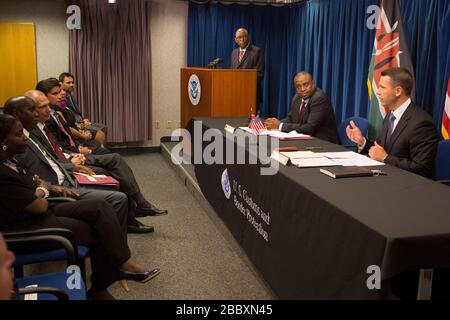 M. Henry Rotich, membre du Cabinet du Trésor de la République du Kenya (à gauche) et M. Kevin McAleenan, sous-commissaire intérimaire, Douanes et protection des frontières (à droite), signent un accord d'entraide douanière lors d'une cérémonie à Washington D.C. Banque D'Images