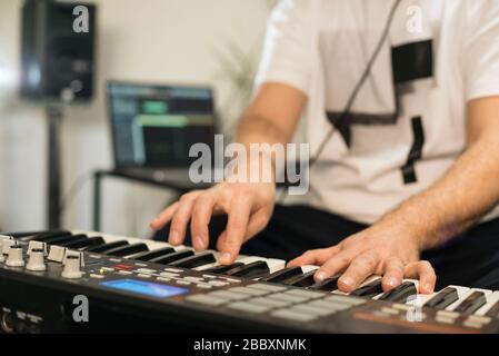 Gros plan sur le clavier midi d'enregistrement de musicien professionnel en studio numérique à la maison. Il est entouré d'instruments et de commandes midi. Musique prod Banque D'Images