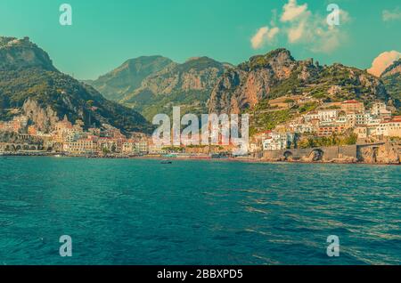 Amalfi est une petite ville dans les montagnes sur la côte de la mer Tyrrhénienne dans la région de Campanie, en Italie Banque D'Images