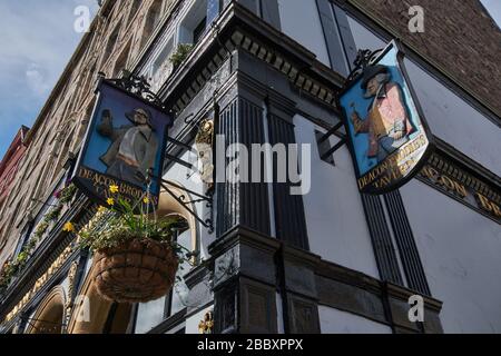 Rues vides d'Édimbourg pendant la quarantaine de Covid-19: Deacon Brodies Tavern signe Banque D'Images