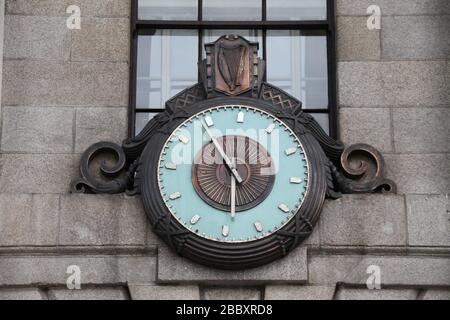 Horloge sur le bâtiment de la poste générale à Dublin Banque D'Images