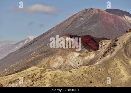 Le mont Ngauruhoe et le cratère rouge sur le passage Tongariro, Nouvelle-Zélande Banque D'Images