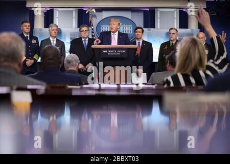 Le président américain Donald J. Trump parle lors d'une conférence de presse dans la Bridy Press Briefing Room de la Maison Blanche le 1er avril 2020 à Washington, DC. Photo derrière le président, de gauche à droite : l'amiral Karl L. Schiltz, commandant de la Garde côtière américaine; le conseiller à la sécurité nationale des États-Unis Robert C. O'Brien; le procureur général des États-Unis William P. Barr; le secrétaire à la défense américain Mark T. Esper; Le général de l'armée AMÉRICAINE Mark A. Milley, président des chefs d'état-major interarmées; et l'amiral Michael Gilday de la marine américaine, chef des opérations navales.Credit: Oliver Contreras/Pool via CNP | US Banque D'Images