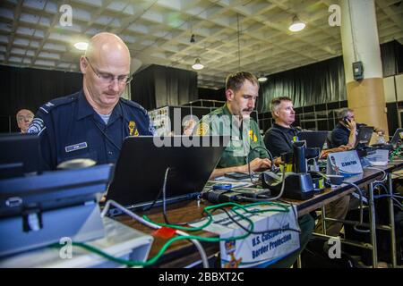 Une équipe mixte CBP qui est composé du Bureau des opérations de terrain, United States Border Patrol, et de l'air et les activités maritimes du Centre de commande multi-institution 24 heures par jour au cours de la RNC 2016. Banque D'Images