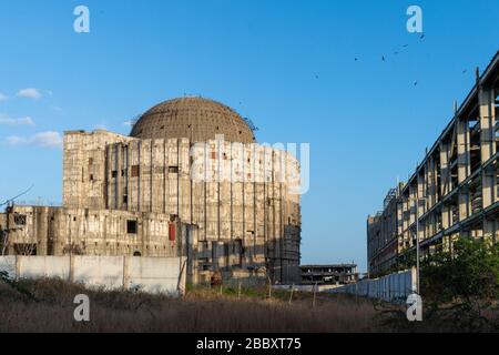 Centrale nucléaire de Juragua, construite avec l'aide de l'URSS, semblable au réacteur de Tchernobyl. Après la catastrophe de Tchernobyl, il a été laissé inachevé. Banque D'Images
