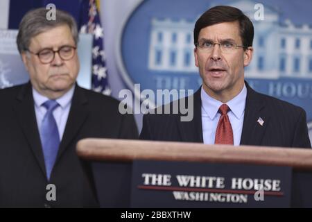 Washington, États-Unis. 01 avril 2020. Le secrétaire à la Défense, Mark Esper, parle comme le procureur général des États-Unis, William Barr, écoute, lors de l'exposé quotidien sur le roman coronavirus, COVID-19, dans la Bridy Press Briefing Room de la Maison Blanche à Washington, DC, le mercredi 1er avril 2020. Photo d'Oliver Contreras/UPI crédit: UPI/Alay Live News Banque D'Images