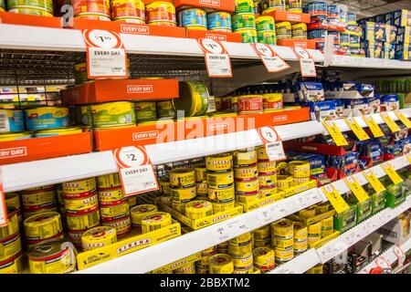 Boîtes de conserve de thon en différentes saveurs en vente au supermarché Coles dans le Queensland, un supermarché australien, les prix ont baissé. Banque D'Images