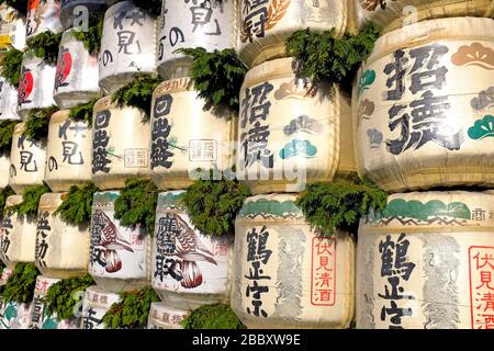 Des rangées de saké empilées remplies de vin de riz japonais sont exposées à Kyoto, au Japon. Banque D'Images