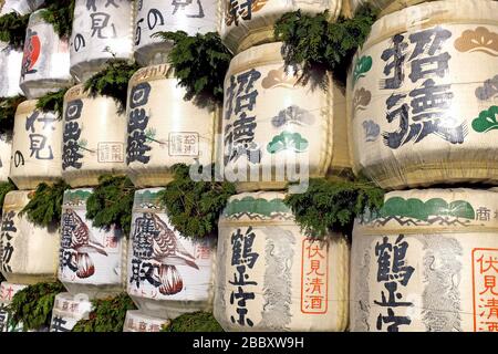 Des rangées de saké empilées remplies de vin de riz japonais sont exposées à Kyoto, au Japon. Banque D'Images