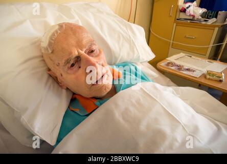 ANDOVER,HAMPSHIRE/ROYAUME-UNI- 25 DÉCEMBRE 2019:un homme âgé avec des lésions cérébrales, un parent du photographe, se trouve dans le lit de la guerre de Kingfisher Rehab Banque D'Images