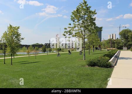 Sentier de randonnée du parc de Gênes, bâtiment du court du district, rues de Columbus, pont de la route ferroviaire encadrant des arbres verts une journée ensoleillée de printemps Banque D'Images