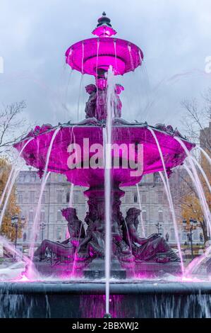 Fontaine de Tourny (fontaine de Tourny) dans les jardins du Parlement, Assemblée nationale du Québec au crépuscule, Québec, Canada. Banque D'Images