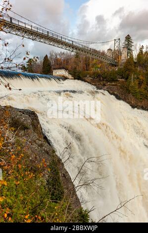 Paysage québécois, chutes Montmorency (chute Montmorency), parc des chutes Montmorency (parc de la chute-Montmorency) à l'automne, Québec, Canada. Banque D'Images