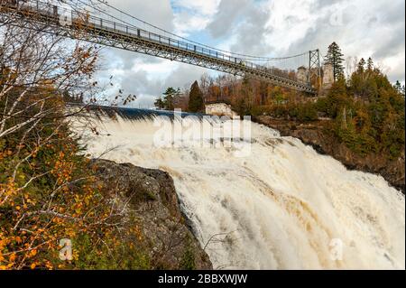 Paysage québécois, chutes Montmorency (chute Montmorency), parc des chutes Montmorency (parc de la chute-Montmorency) à l'automne, Québec, Canada. Banque D'Images