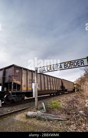 Surrey, Canada - 29 mars 2020 : les wagons de la BNSF se dirigeant vers les États-Unis à la frontière du Canada aux États-Unis le long de la côte du Pacifique Banque D'Images