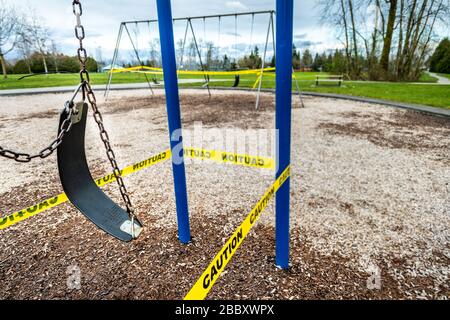 Surrey, Canada - 29 mars 2020 : fermeture des balançoires et de l'aire de jeux en raison de la pandémie de Coronavirus Covid-19 Banque D'Images