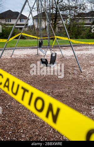 Surrey, Canada - 29 mars 2020 : fermeture des balançoires et de l'aire de jeux en raison de la pandémie de Coronavirus Covid-19 Banque D'Images