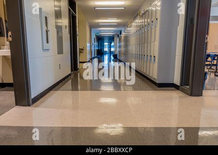 Swift Current, SK- 2 septembre 2019: Intérieur d'un couloir scolaire lumineux et vide: Concept de retour à l'école, concept de coronavirus Banque D'Images