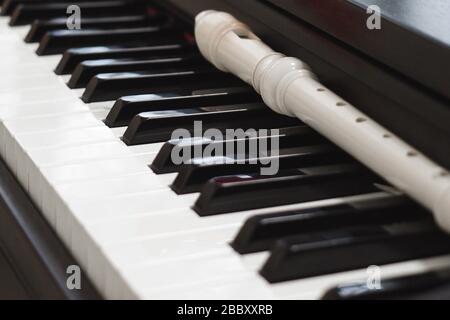 Block flûte repose sur un clavier de piano. Concept de musique classique Banque D'Images