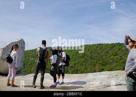 Les jeunes adultes qui ont fait de la randonnée dans la réserve du parc national de Minnewaska, Mohonk Preserve, Gertude's Nose, la crête, les formations rocheuses dans les Shawangffs. Vallée de l'Hudson Banque D'Images