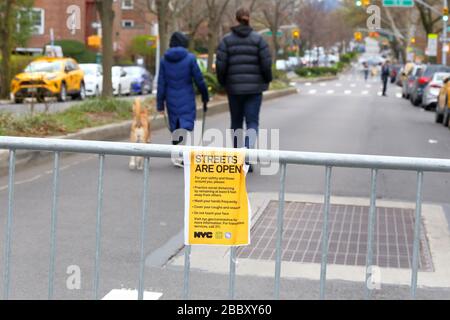 New York, NY, 31 mars 2020. Un couple et un chien marchant dans une rue fermée à la circulation automobile à Jackson Heights... POUR PLUS D'INFORMATIONS SUR LA LÉGENDE COMPLÈTE, REPORTEZ-VOUS À LA SECTION Banque D'Images