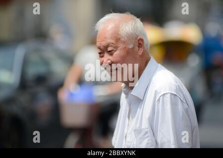 Un vieil homme chinois dans la vieille ville de Shanghai, Penglai Road, Huangpu. Chine Banque D'Images