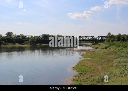 Sentier de randonnée du parc de Gênes, bâtiment du court du district, rues de Columbus, pont de la route ferroviaire encadrant des arbres verts une journée ensoleillée de printemps Banque D'Images
