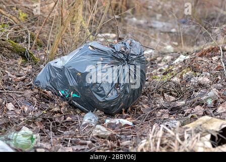 sac à ordures laissé dans la forêt Banque D'Images