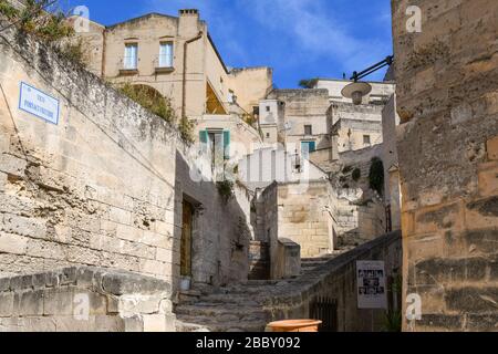 Des marches mènent à des maisons anciennes et médiévales à flanc de colline Sassi le long du Vico Fornaci Vecchie, un sentier de 279 pieds à Matera, en Italie. Banque D'Images