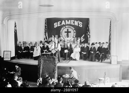 TITANIC Tablet dévoilée - Institut de marins, Bishop Greer parlant CA. 1912-1915 Banque D'Images